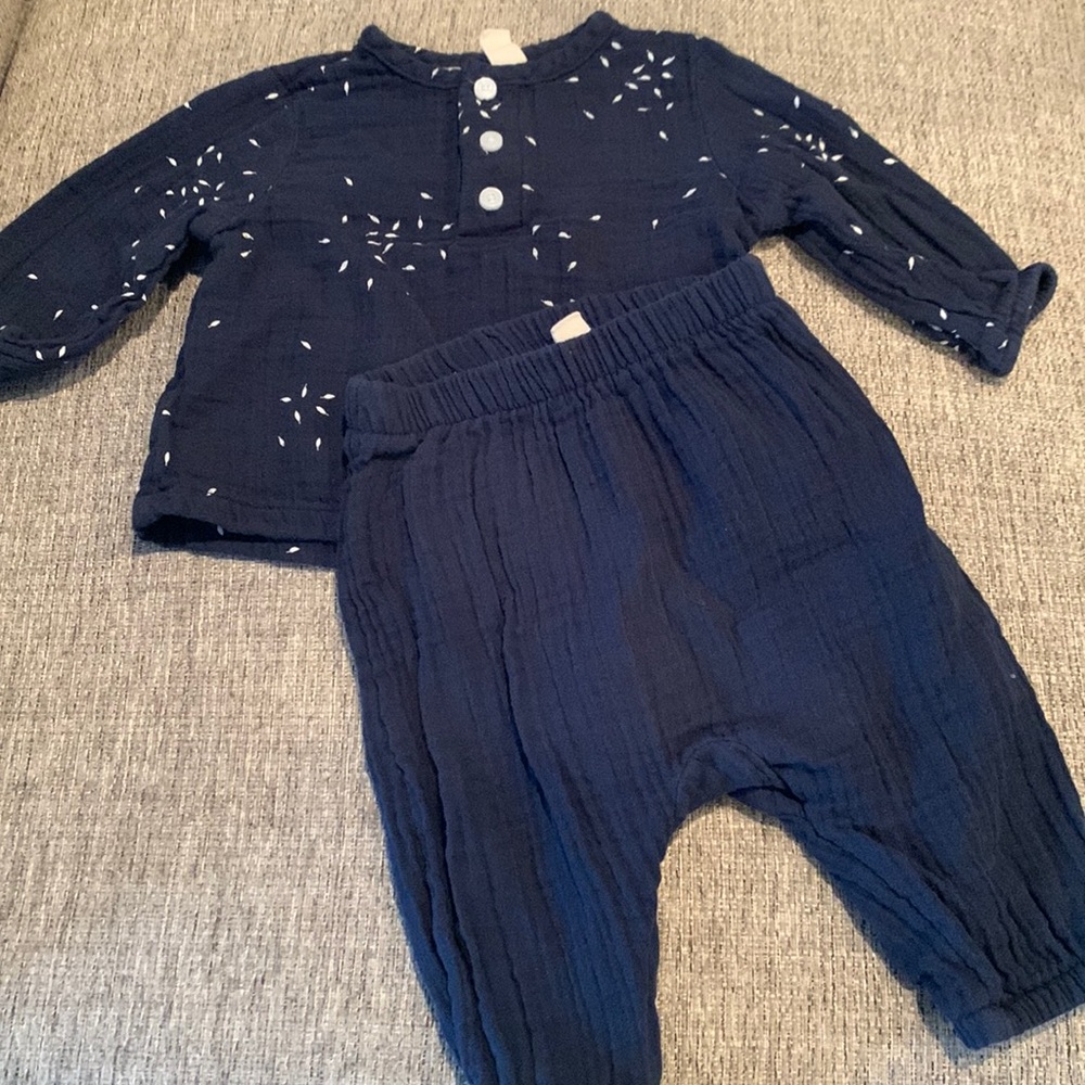 Baby Gap baby girls 100% cotton outfit - size 0-3 mos